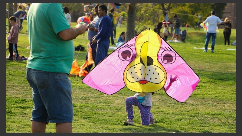Una niña con su colorido barrilete este sábado. (Alan Monzón/Rosario3.com)