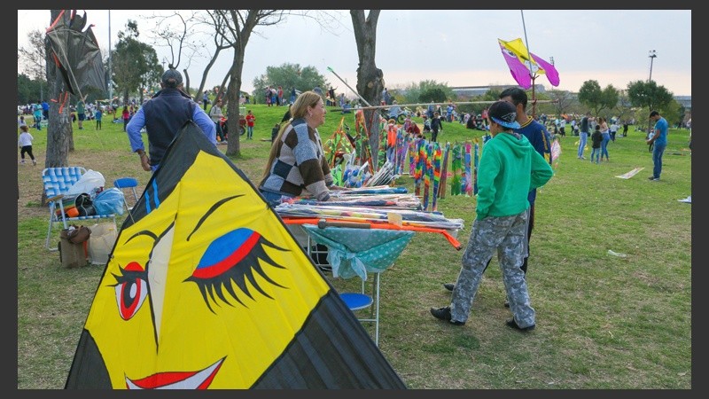 Uno de los tantos puestos para comprar barriletes en el parque. (Alan Monzón/Rosario3.com)