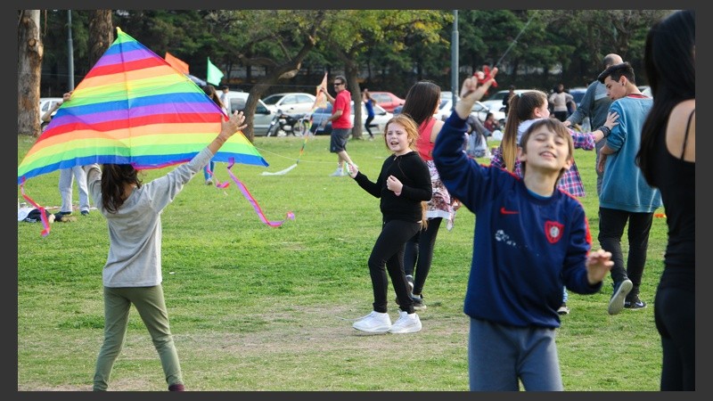 El viento ayudó y los barriletes tomaron vuelo. (Alan Monzón/Rosario3.com)