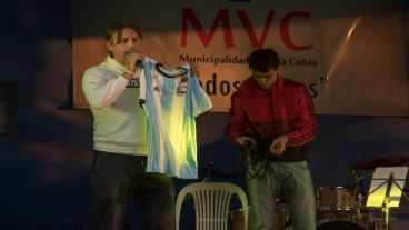 El momento en el que Sebastián Oneto sortea la camiseta autografiada por Messi.