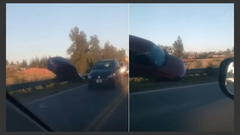 El auto terminó colgado del guardarraíl.