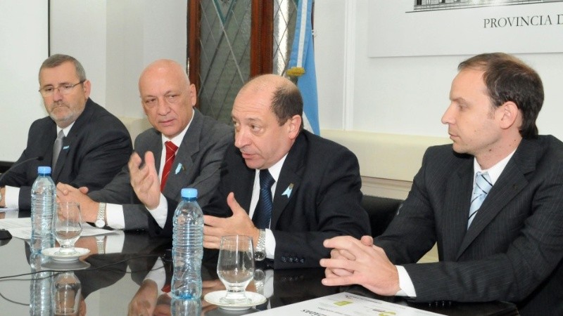 Superti junto a Bonfatti, en el centro, en un acto de 2010.