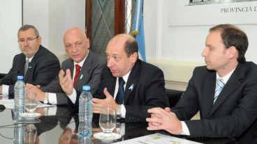 Superti junto a Bonfatti, en el centro, en un acto de 2010.