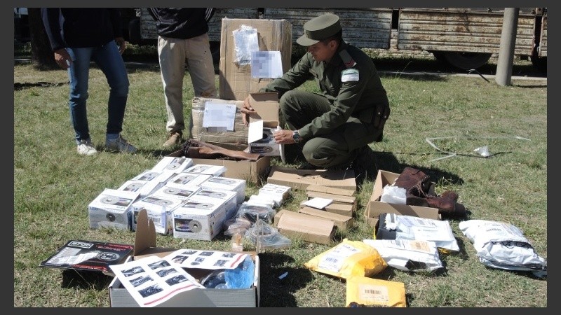 Personal de la fuerza de la Sección Puerto Velaz clasificó lo incautado.