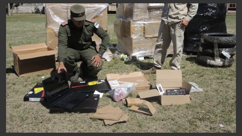 Personal de la fuerza de la Sección Puerto Velaz clasificó lo incautado.