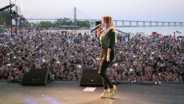 Una multitud para cantar junto a Karina, que cerró los festejos en La Florida. (Alan Monzón/Rosario3.com)