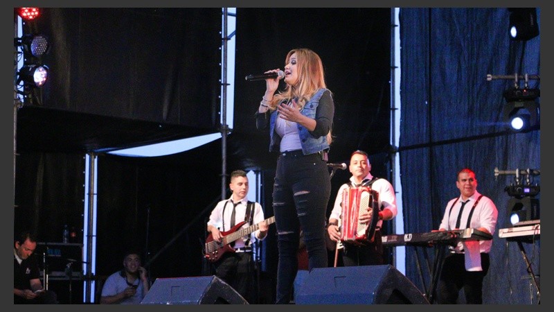 Karina cantó en La Florida este miércoles. (Alan Monzón/Rosario3.com)