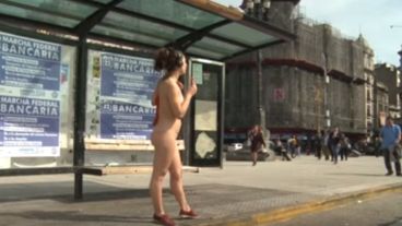 Una de las mujeres que caminó desnuda por Buenos Aires.