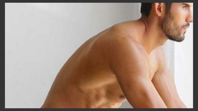 Espalda, pecho y brazos sin un pelo. 