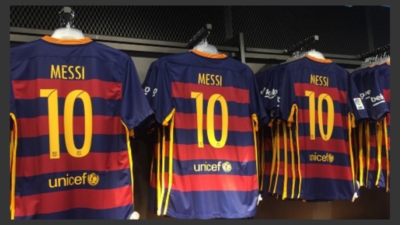 Ochenta latigazos a los que usen la camiseta de Leo. 