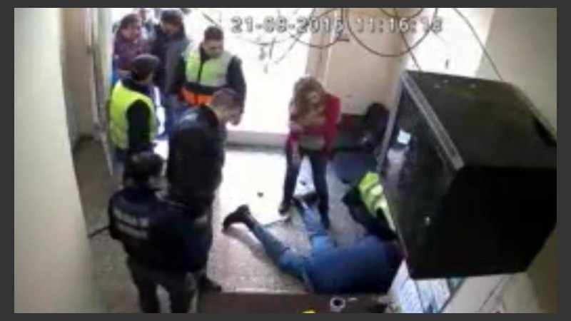 Cámara de seguridad registró el momento de la pelea y el disparo. ómo la policía le dispara a un delegado gremial.