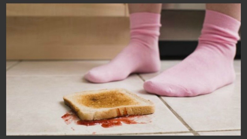 La tostada siempre cae al piso del lado de la manteca y la mermelada.