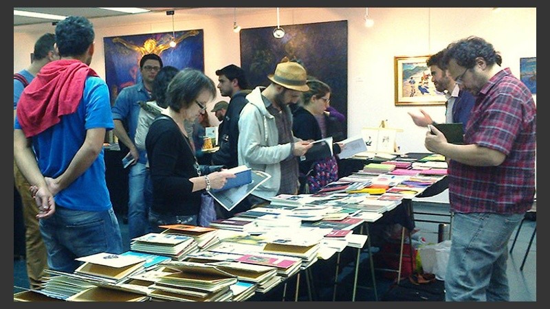 De la Feria participan más de cincuenta editoriales de Rosario, Santa Fe, Paraná, Bahía Blanca, Córdoba, Buenos Aires, La Plata, Jujuy y Mendoza, entre otras ciudades argentinas.