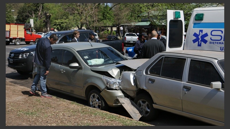 El Agile impactó contra un Renault 18 que estaba estacionado. 