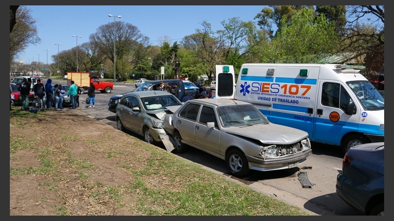 El Agile impactó contra un Renault 18 que estaba estacionado. 