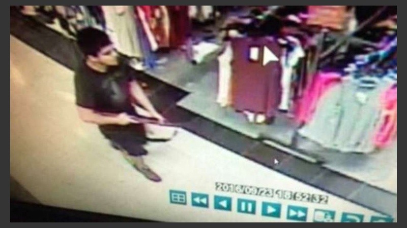 Las cámaras del centro comercial tomaron la imagen del asesino. 