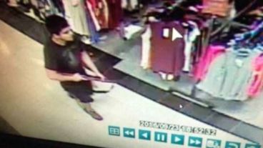 Las cámaras del centro comercial tomaron la imagen del asesino.