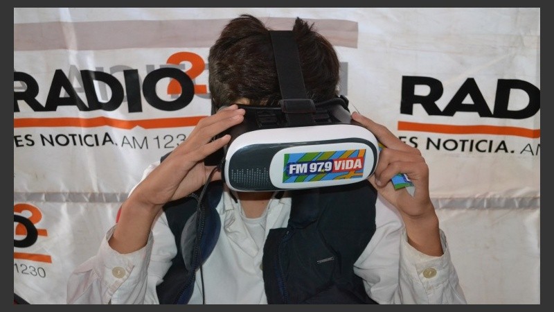 Chicos y grandes disfrutaron de los juegos de realidad virtual.