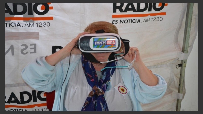 Chicos y grandes disfrutaron de los juegos de realidad virtual.