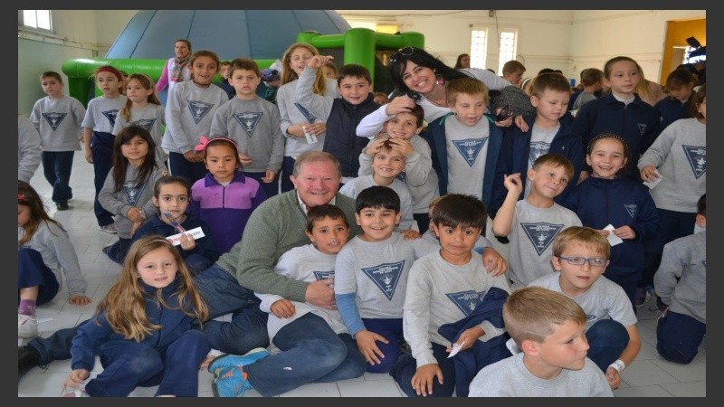 Horacio Adagio, Presidente comunal de Carlos Pellegrini, posa con los alumnos.