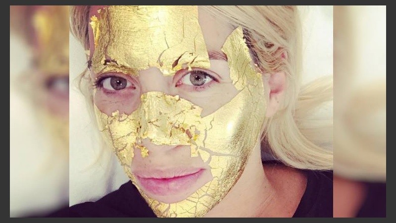 Lo que sale: oro en la cara, raíces más oscuras y una selfie en Instagram.