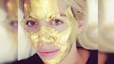 Lo que sale: oro en la cara, raíces más oscuras y una selfie en Instagram.