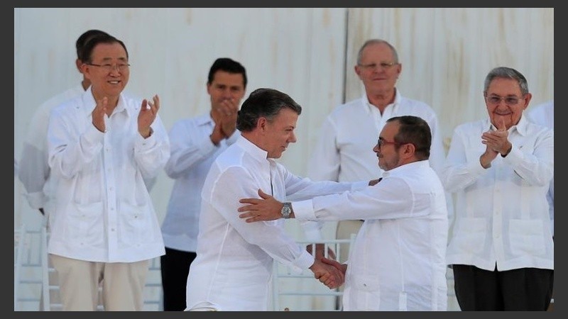 El histórico acuerdo se selló este lunes en Cartagena.
