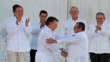 El histórico acuerdo se selló este lunes en Cartagena.