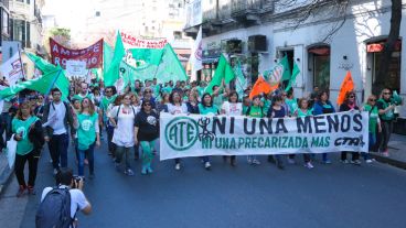 Docentes y estatales marcharon de plaza 25 de Mayo a plaza San Martín.