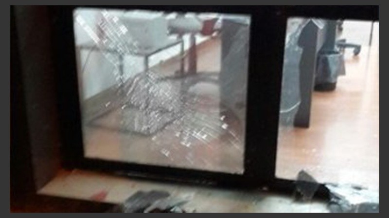  Vidrios rotos en las oficinas del club.