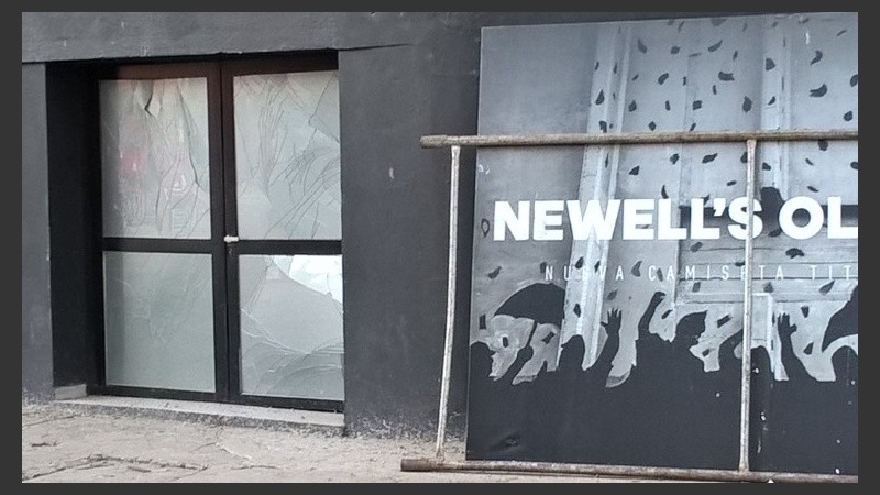 Una de las oficinas donde se rompieron los vidrios.