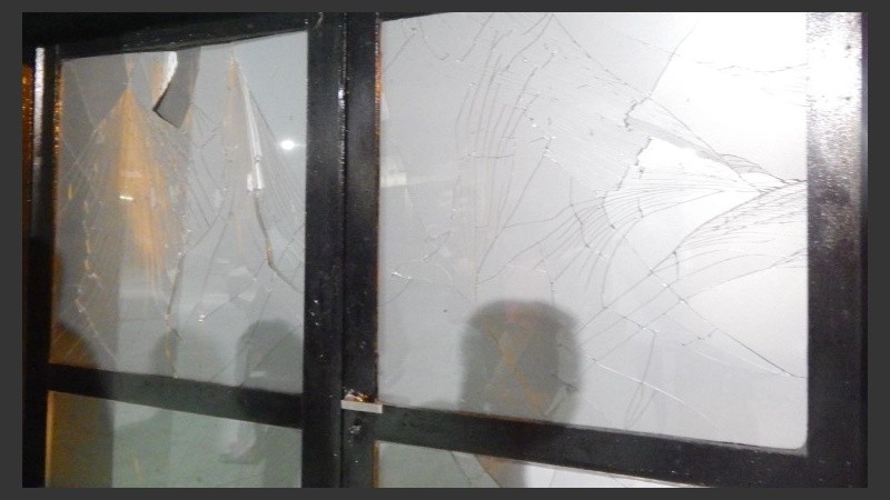 Vidrios rotos en la zona del bar.