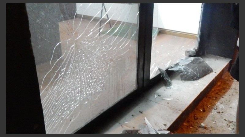 Más vidrios rotos en oficinas.