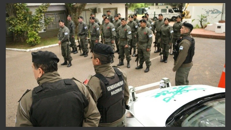 Los gendarmes en el destacamento local de la fuerza.
