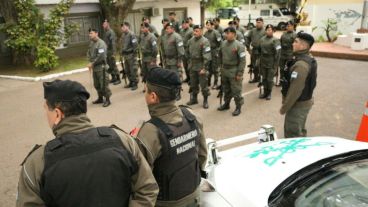 Los gendarmes en el destacamento local de la fuerza.