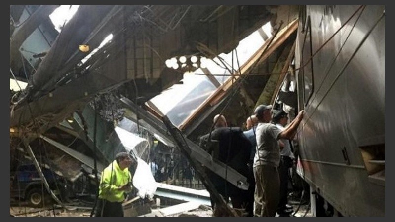 Una imagen del desastre luego de la embestida del tren. 