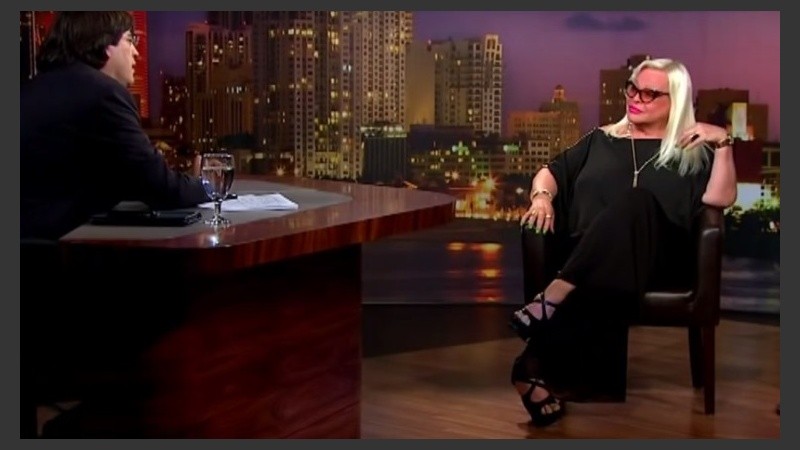 Silvia Süller en el estudio de televisión de Miami donde la entrevistó Jaime Bayly.