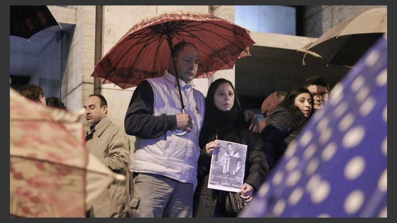 Bajo la lluvia se realizó el reclamo y se recordó a Pablo  Semitiel Rodríguez.