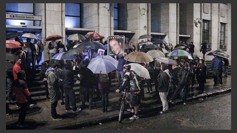 A pesar de la lluvia, un grupo de personas se acercó a Tribunales pedir seguridad y recordar a Pablo.