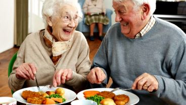 Los ancianos son quienes más deben seguir una dieta equilibrada para incorporar nutrientes.