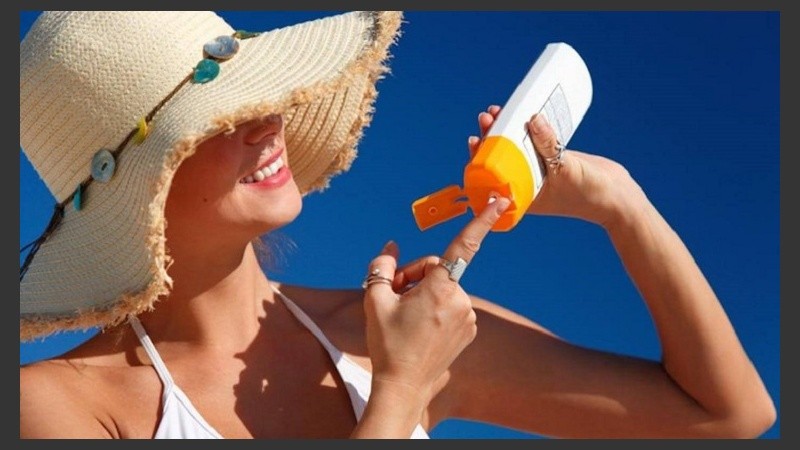 Para un día de sol es indispensable protector, sombrero y lentes UV.