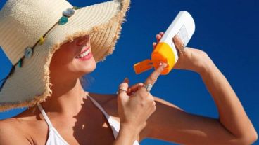 Para un día de sol es indispensable protector, sombrero y lentes UV.