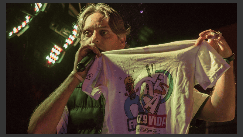 El conductor Sebastián Oneto sorteó remeras de La Vida.
