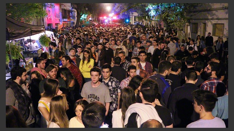 Una multitud participó del primer festival de cerveza artesanal en Rosario.  (Alan Monzón/Rosario3.com)