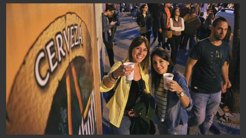 Desde las 19 de este sábado, los jóvenes disfrutaron de buena cerveza en Pichincha.  (Alan Monzón/Rosario3.com)
