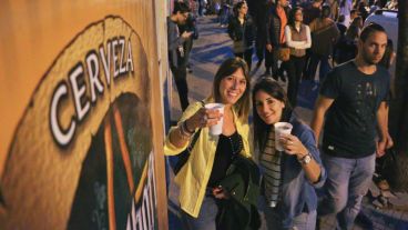 Desde las 19 de este sábado, los jóvenes disfrutaron de buena cerveza en Pichincha.  (Alan Monzón/Rosario3.com)