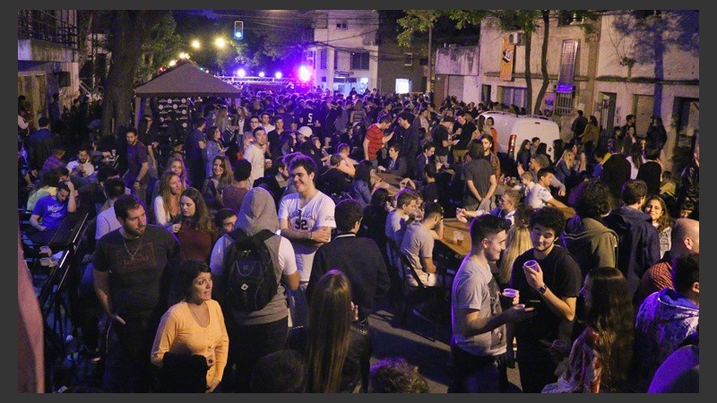 Mesas sobre calle Brown para los jóvenes que disfrutaron de la noche al aire libre.  (Alan Monzón/Rosario3.com)