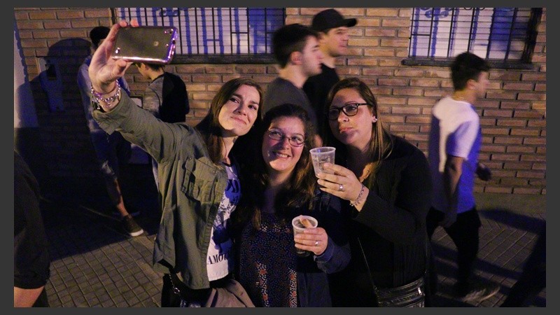 Tres chicas posan para la foto durante el festival en Pichincha.  (Alan Monzón/Rosario3.com)