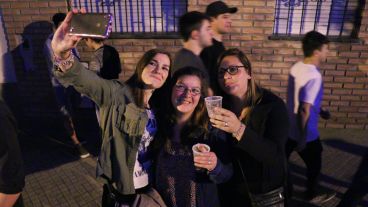 Tres chicas posan para la foto durante el festival en Pichincha.  (Alan Monzón/Rosario3.com)