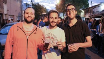 Cerveza en mano para participar del evento.  (Alan Monzón/Rosario3.com)